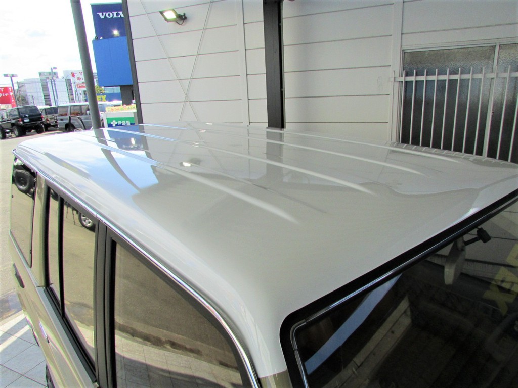 屋根はホワイトに塗り分けました！！