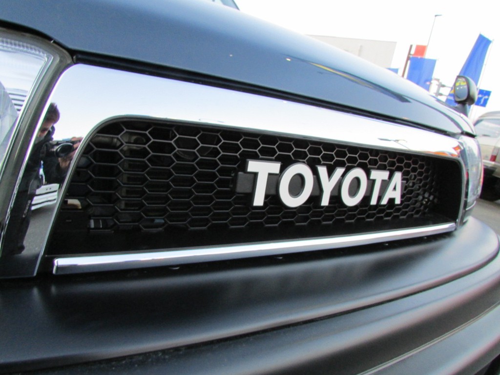 新品ＴＯＹＯＴＡ横文字グリルもインストール！