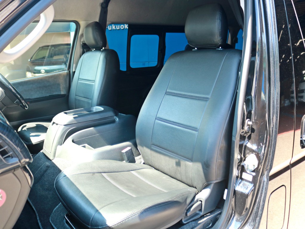 レザー調シートカバーが設置されています。車内に統一感が生まれています。