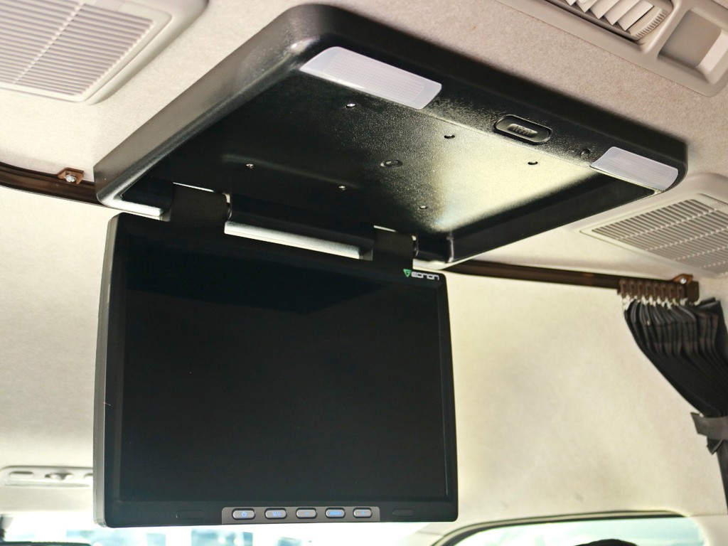 15.6インチ大型フリップダウン後席モニターを完備しています！　後席のゲストを退屈させません！