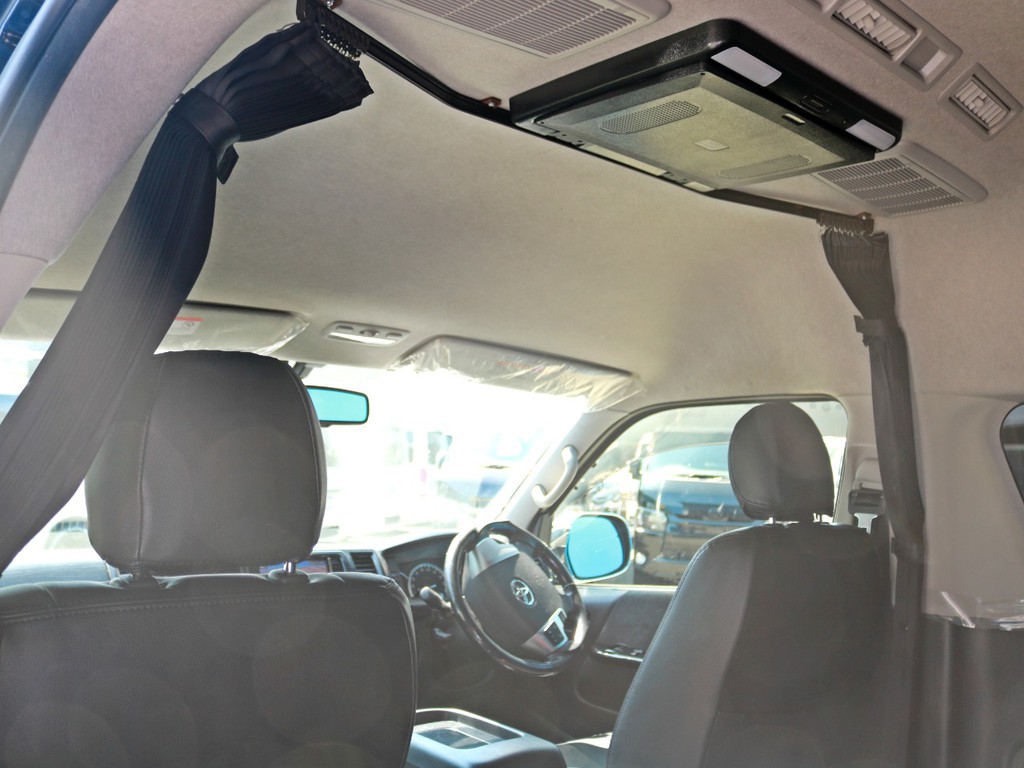 車中泊時に遮光したり、運転席と後席を仕切る為のカーテンが設置されています。