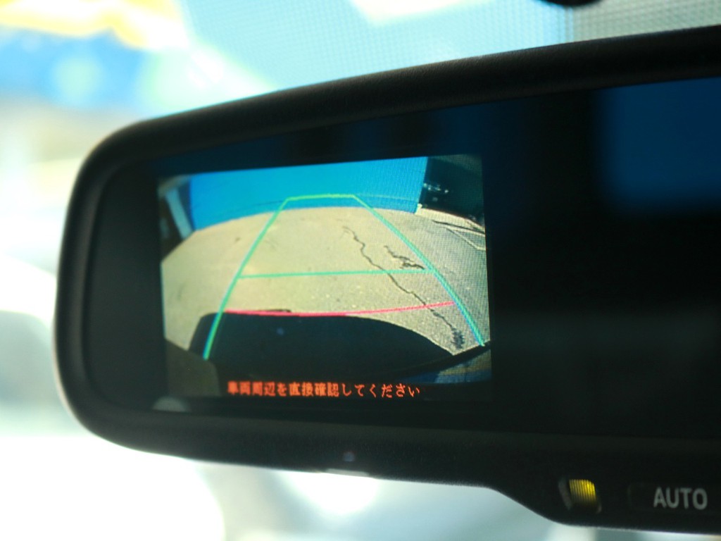 メーカーオプションのバックカメラ内蔵自動防眩ミラーが設置されています。バックカメラの映像はこちらに描写されます。