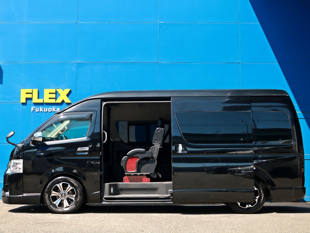 メーカーオプションのパワースライドドアを完備！　ドアの開口部から見えるのは後ろ向きに変更可能なＲｅｖｏシートです♪