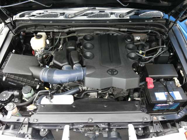 キレイなエンジンルーム内！レギュラーガソリン車ですので、経済的！