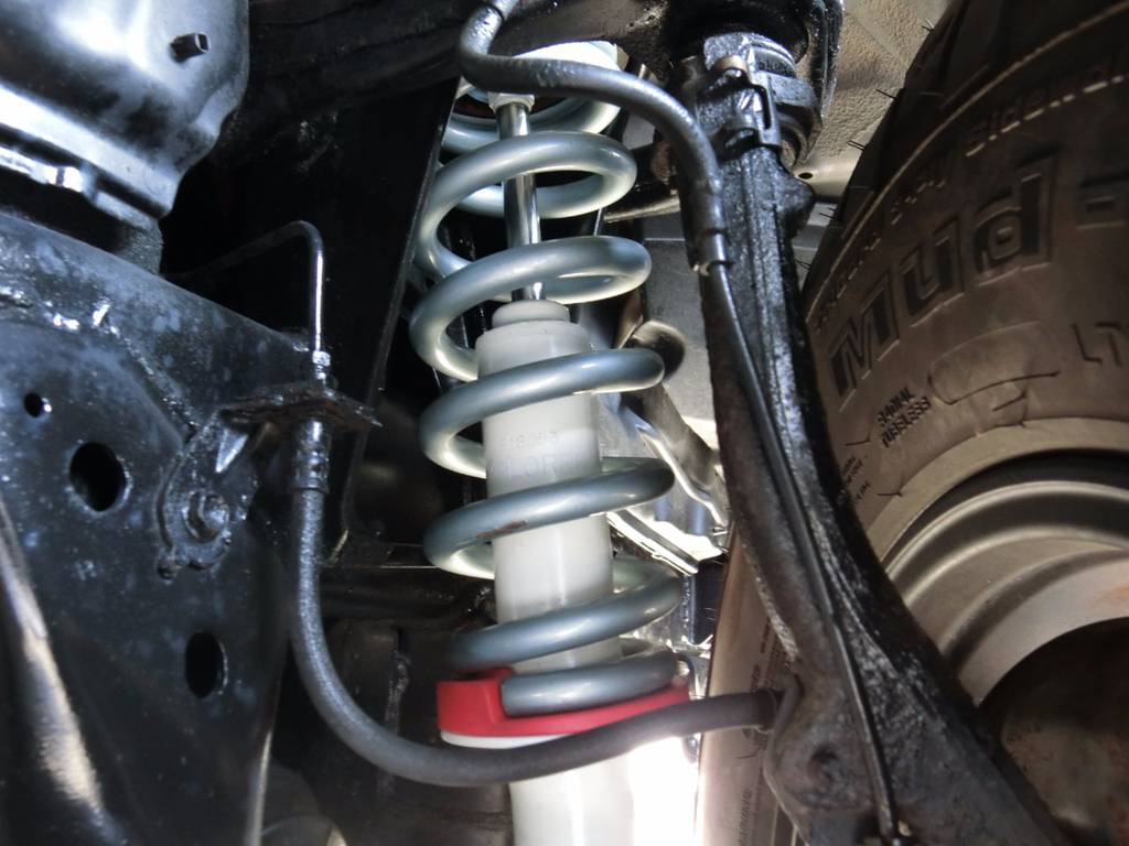 新品コイル、新品プロコンプショックに変更で、２インチリフトアップを施しました☆