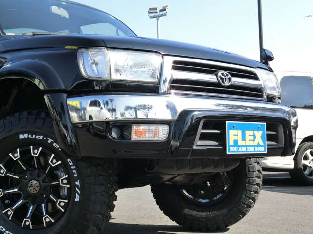 ブラックのボディーにメッキバンパーが似合意ますね。