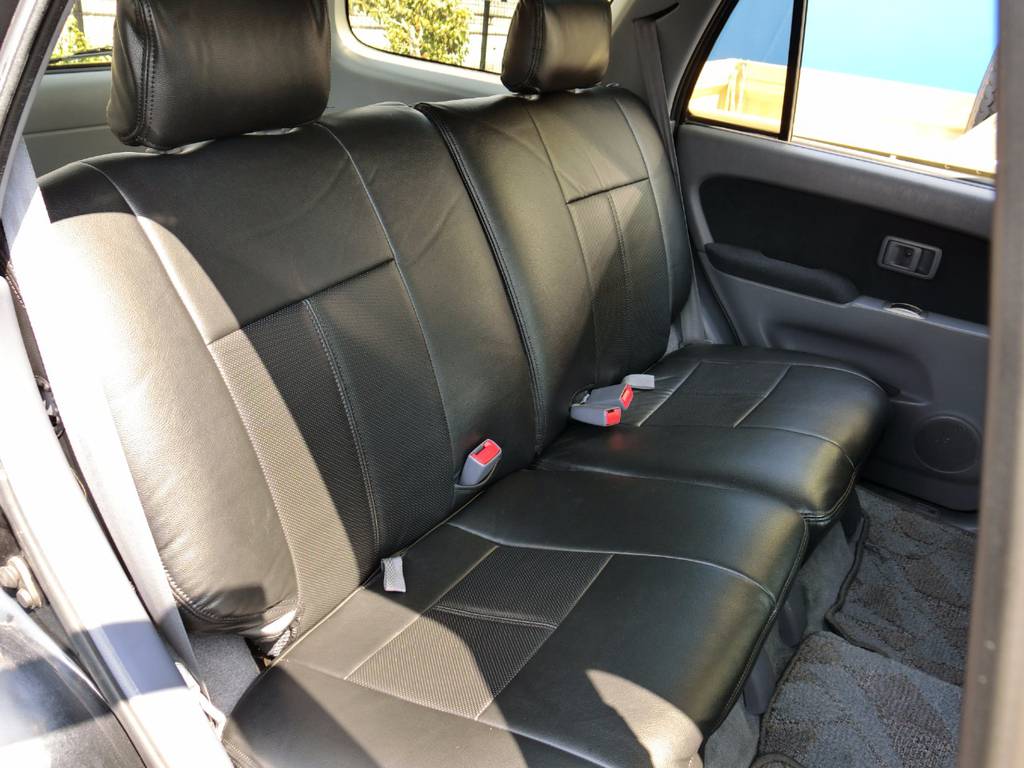 レザー調シートカバーが装着されており、綺麗な状態です！