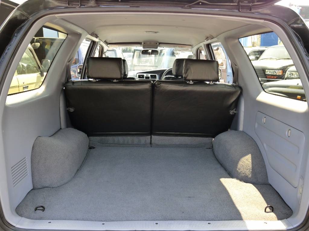 広々したラゲッジルーム。長さはなんとランクル以上です。