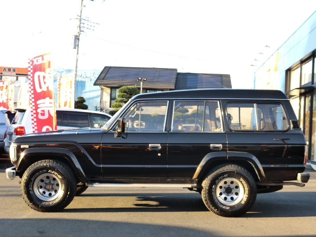 細いピラー・長いリアオーバハング・角度の付いたフロントウインドー等、今の車には無いお洒落なデザインですね！
