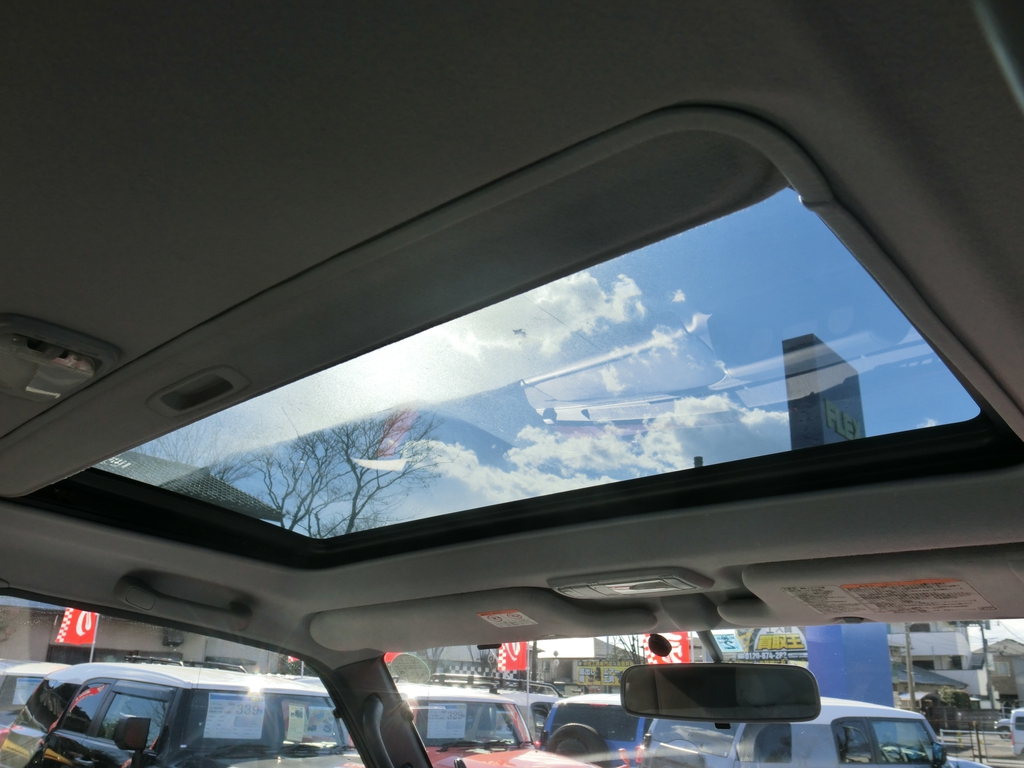 オプションの希少サンルーフ装備車！嬉しいアイテムですね♪