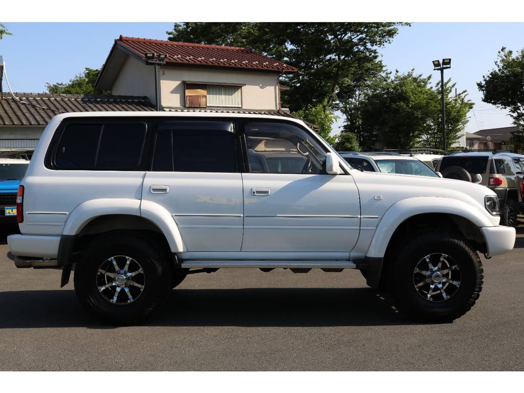 鮮やかでキレイなパールホワイトカラー！３インチＵＰの程良い車高もＧＯＯＤ！