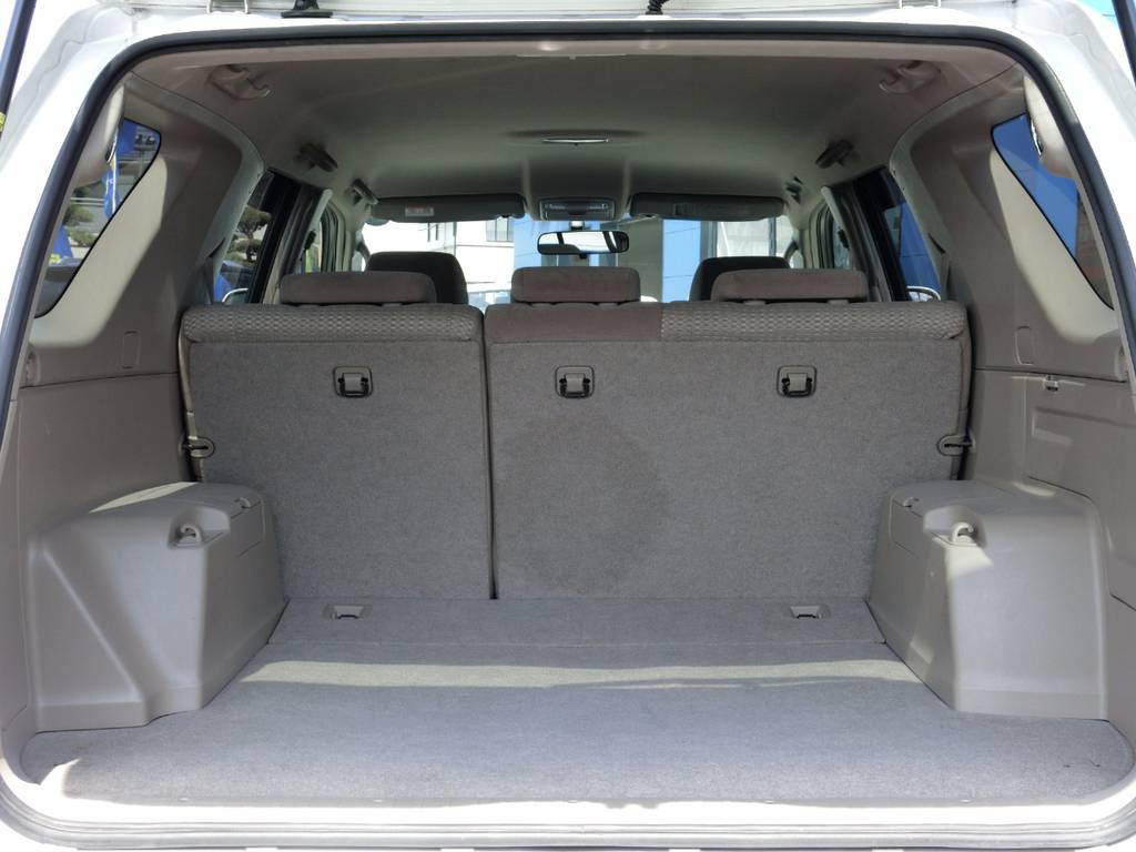 ランドクルーザーに負けない広さを持つハイラックスサーフのラゲッジルーム