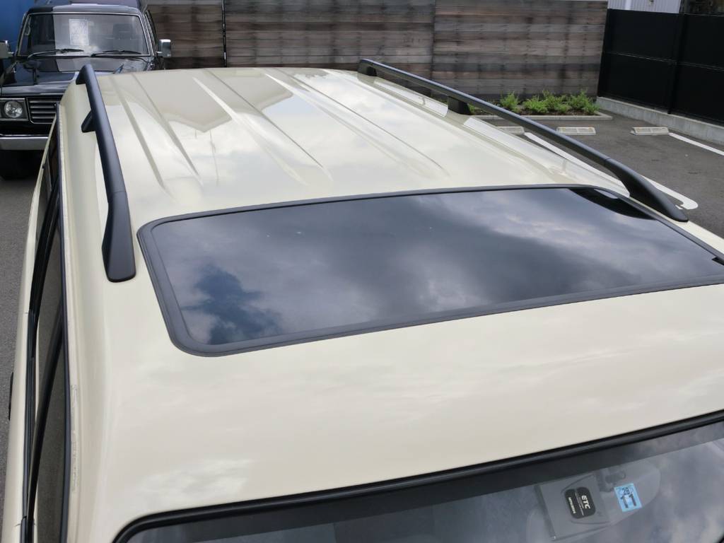 サンルーフ付きですので、車内が明るくなり開放感が増します！