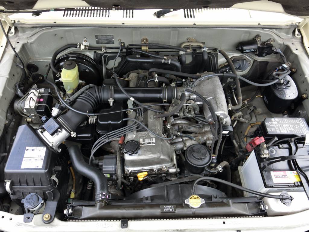 2700ｃｃエンジンには、タイミングベルトなどを使用していないので、10万キロごとの交換などは必要なく長く乗るのに適したエンジンです！