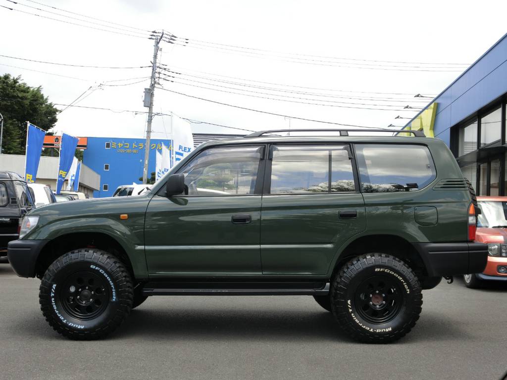 程良い車高の2インチリフトアップ！サイドステップ付で、乗り降りも安心です☆
