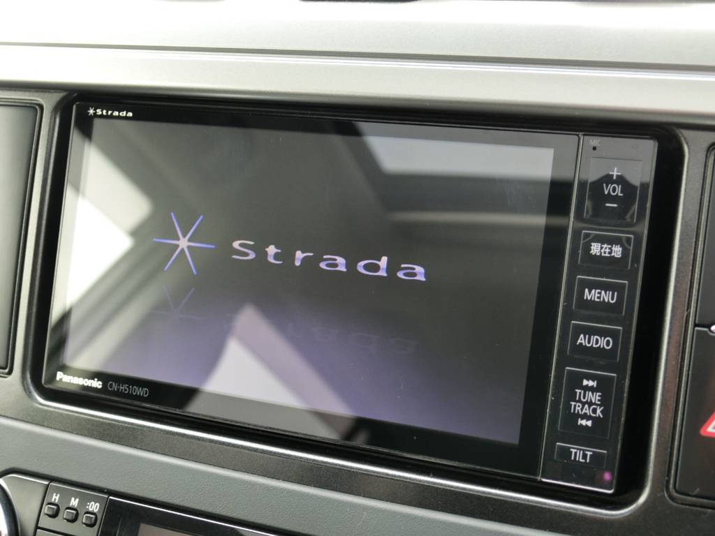 ストラーダＨＤＤナビ装備！ステアリングスイッチにも連動しております！