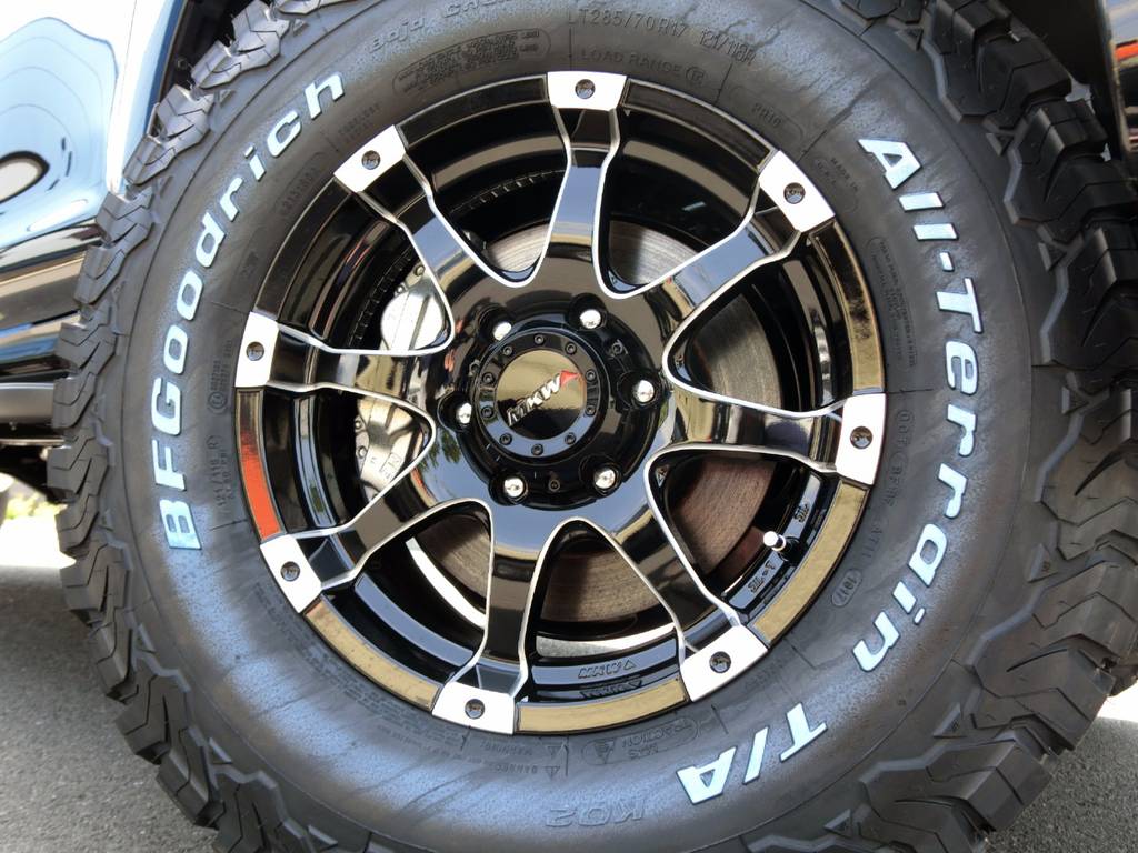 ブラック×シルバーのＭＫＷの17インチホイールが、黒い車体にマッチしていますね！