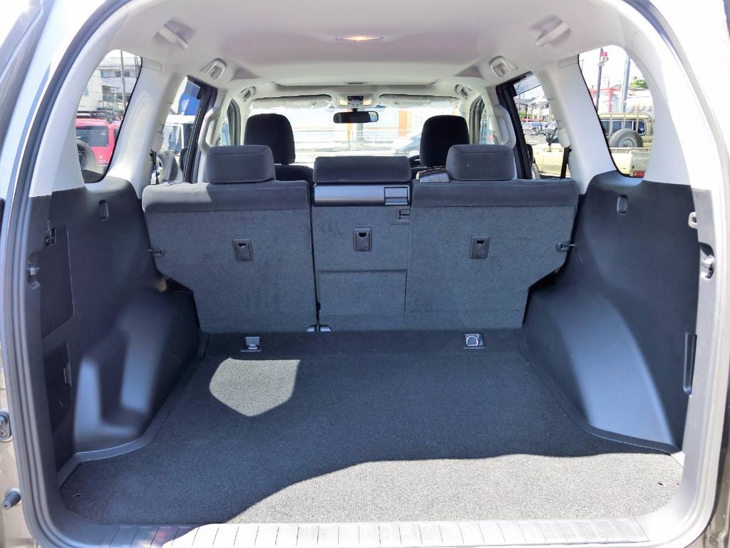 ５人乗り車ならではの、広大なラゲッジスペース！実は７人乗りと比べると、荷室の高さは１５ｃｍ程スペースに余裕があります！