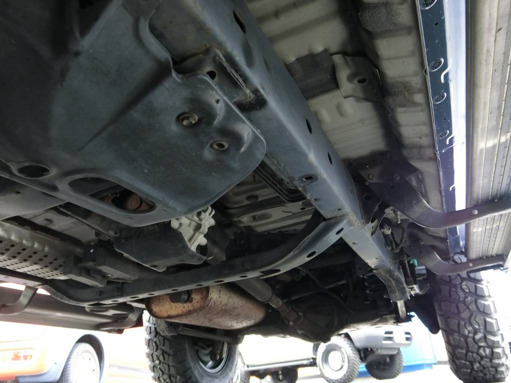 ラダーフレーム構造ですので、万が一の交通事故などの場合にも、搭乗者を守ります！