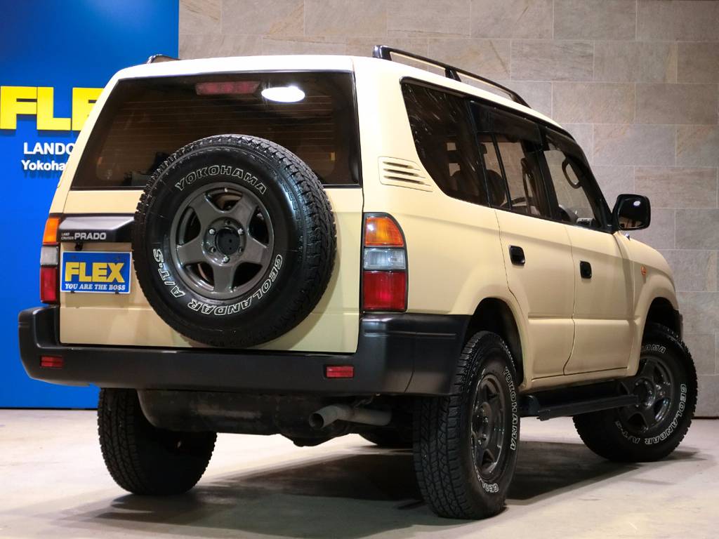 マッドベージュカラーにナローボディーでスタイリッシュな一台です。
