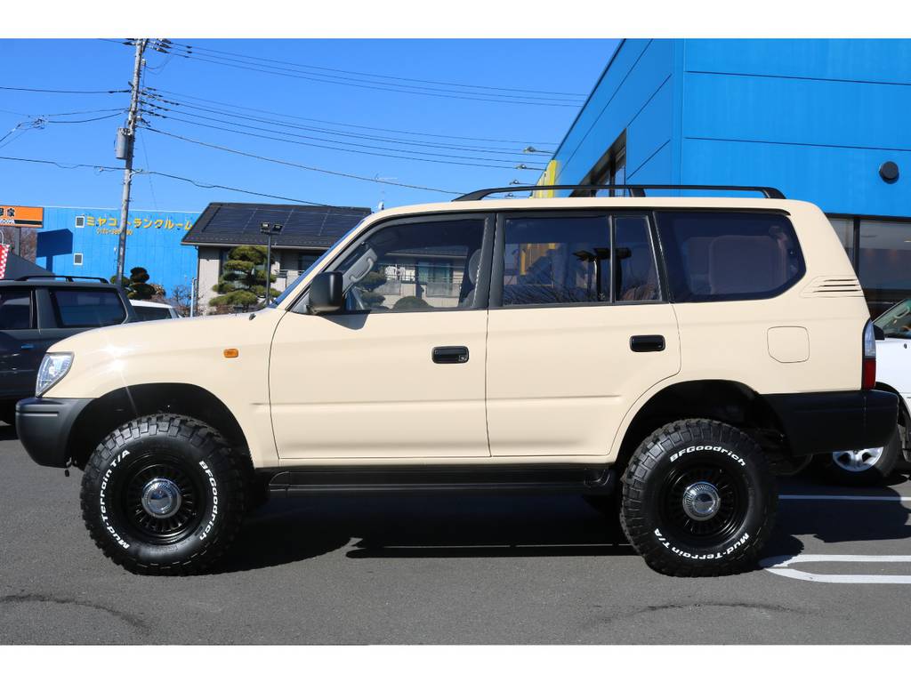 程良い車高の２インチリフトアップ車！サイドステップ付きですので、乗り降りも安心！