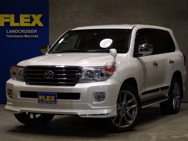 低走行１万キロ台！！ランドクルザー２００中期モデルの登場です！見た目のインパクトは申し分ありません！