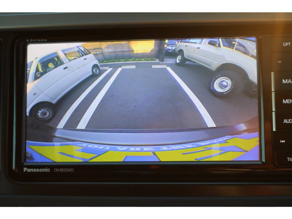 リバース連動バックカメラも装備！車庫入れでも安心です！ガイドライン付き！