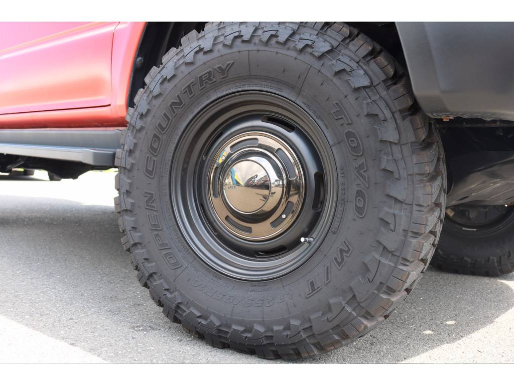 ＤＥＡＮ クロスカントリー１６インチＡＷをブラッククロームでＮＥＷペイントしてます！さらに！ＴＯＹＯ オープンカントリーＭＴタイヤで抜群のカッコ良さに！