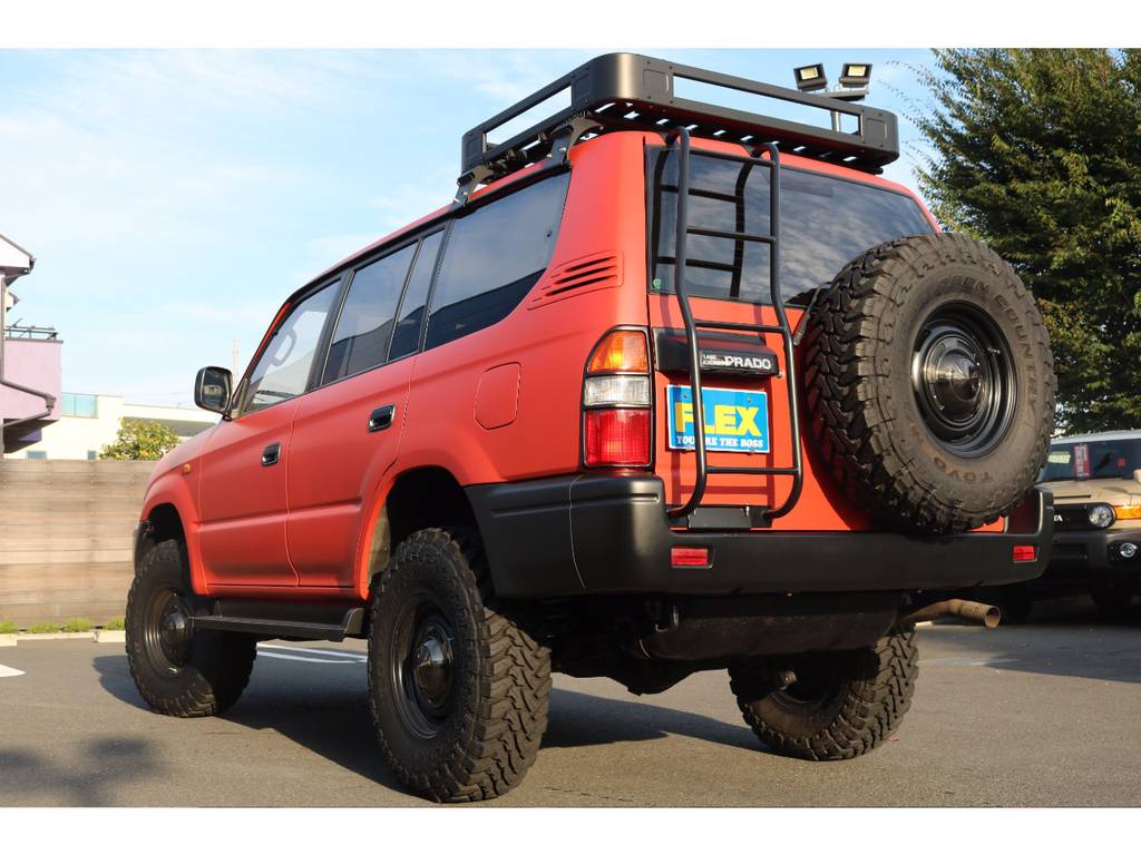 ４×４エンジニアリング製リアラダーを装着済み！リアビューは力強い四駆そのもの！