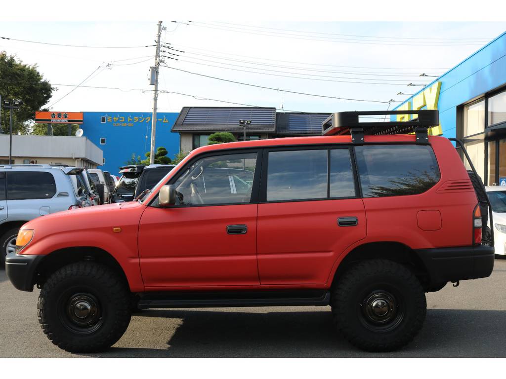 サードシート付８人乗り車！オレンジカラーの外装はインパクト絶大ですね！アクティブに本格的なアウトドアから、都会派なクルージングまで、仕様用途は無限大！