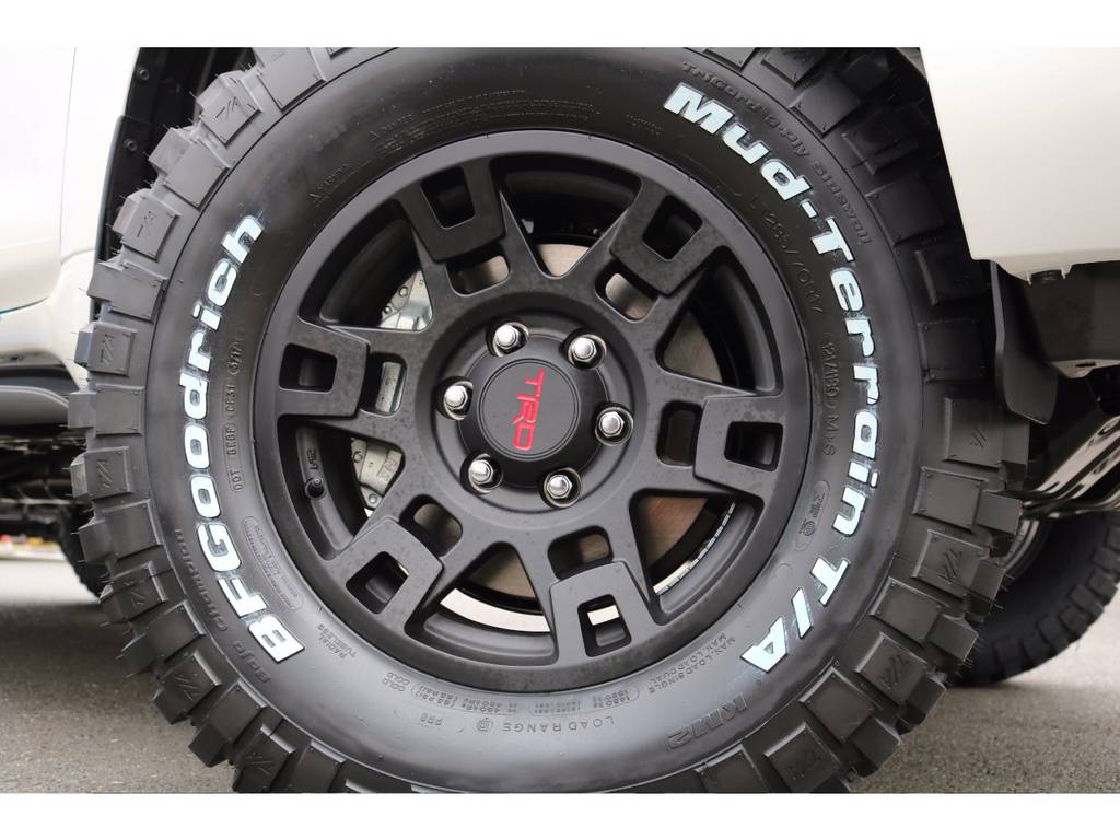 ＴＲＤ１７インチＡＷ＆ＢＦグッドリッチ２８５ＭＴタイヤをインストール！迫力ある足回りに！
