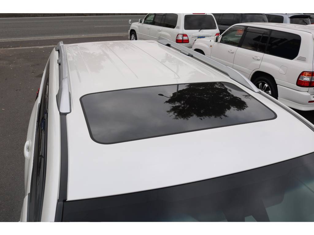 オプションのサンルーフ＆ルーフレール装備車！