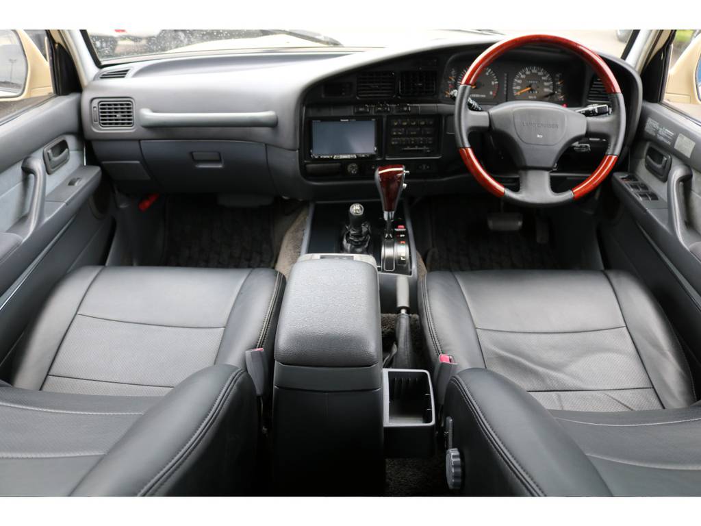 キレイな状態のグレー内装の車内！中期モデルの為、クーラーボックスも標準装備！