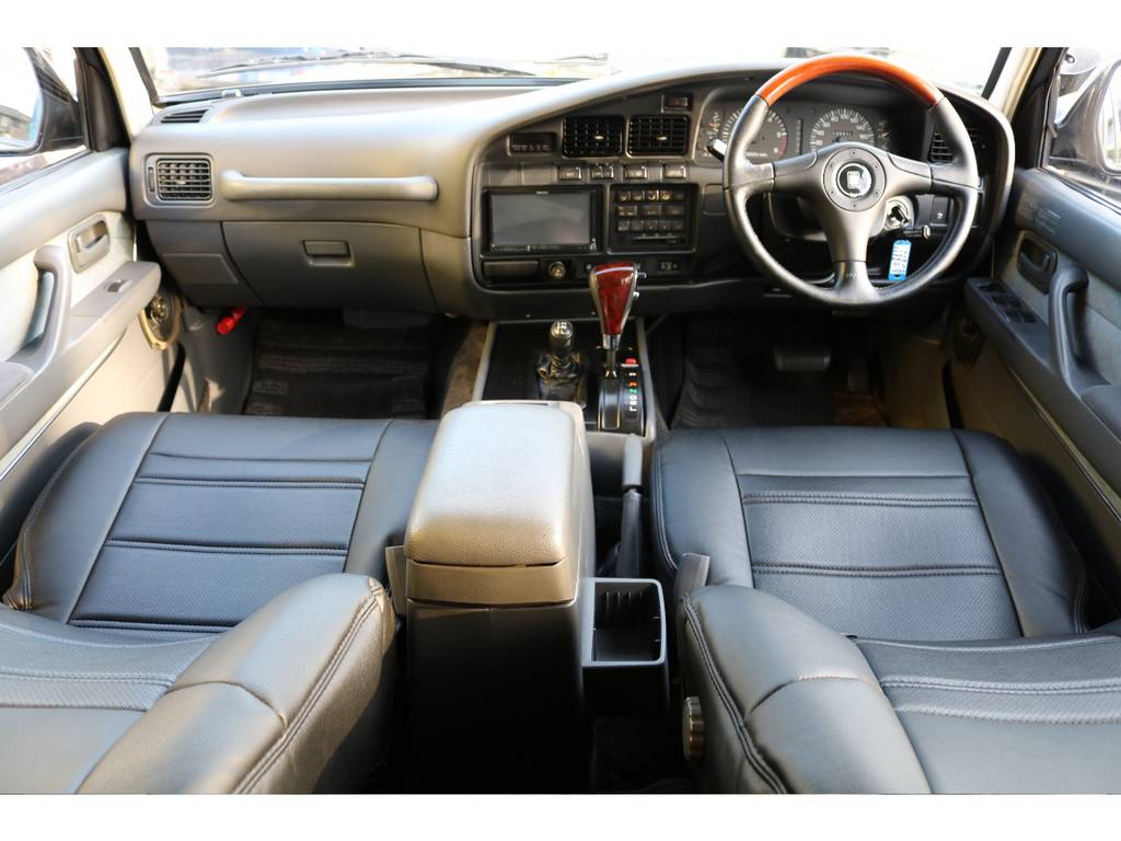 ウッドコンビステアにシフトノブ！新品レザー調シートカバー装着で、高級感のあるインテリアに！