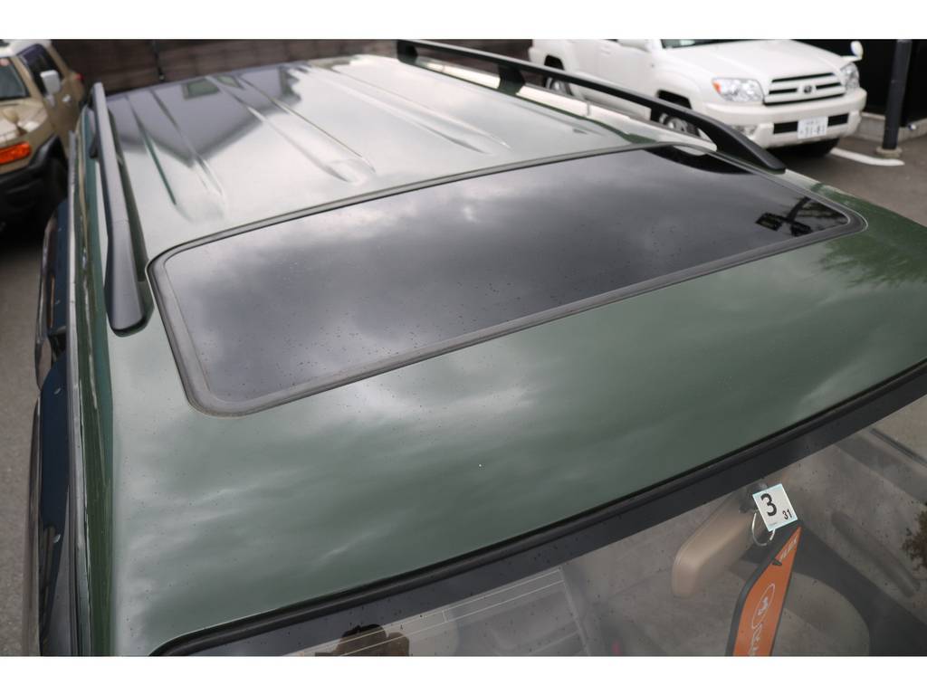 ルーフレールにサンルーフ装備車！希少な装備が付いている一台です！