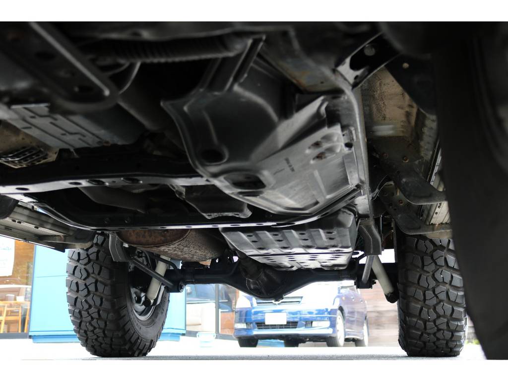 堅牢なラダーフレーム車！センターデフロック機構パートタイム４ＷＤで、本格派な車両です！