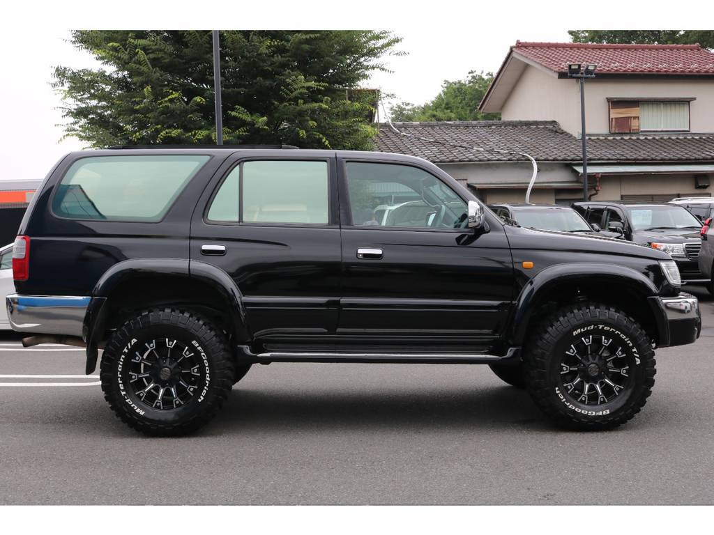 ブラックカラーペイント＆２インチリフトアップ等のカスタム済の為、ワイルドでカッコイイ車両に！