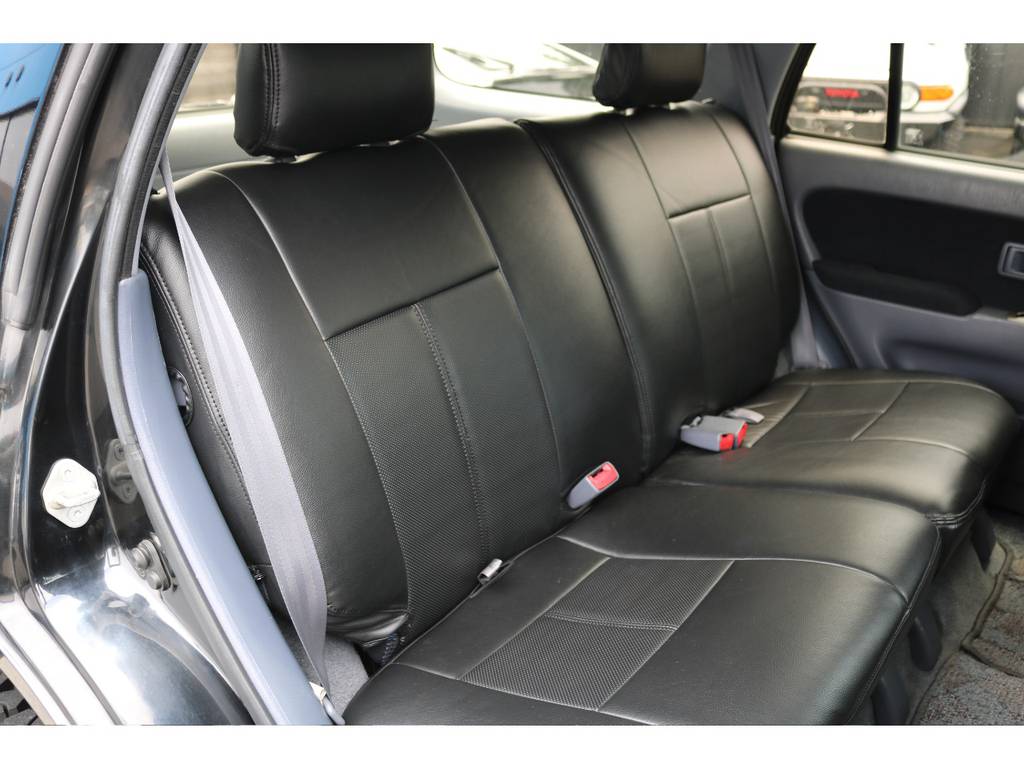 後部座席は使用感も少なく綺麗な状態です！