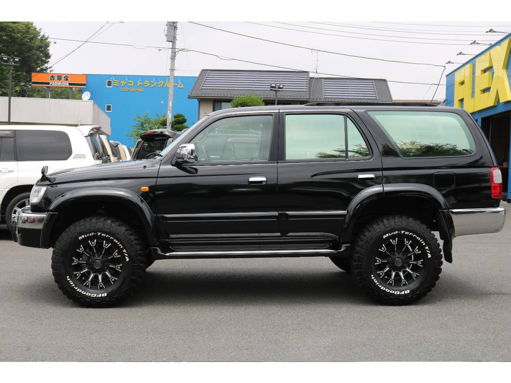 専用装備のメッキ処理を施したバンパー、ドアミラー、ドアハンドルがアクセント！