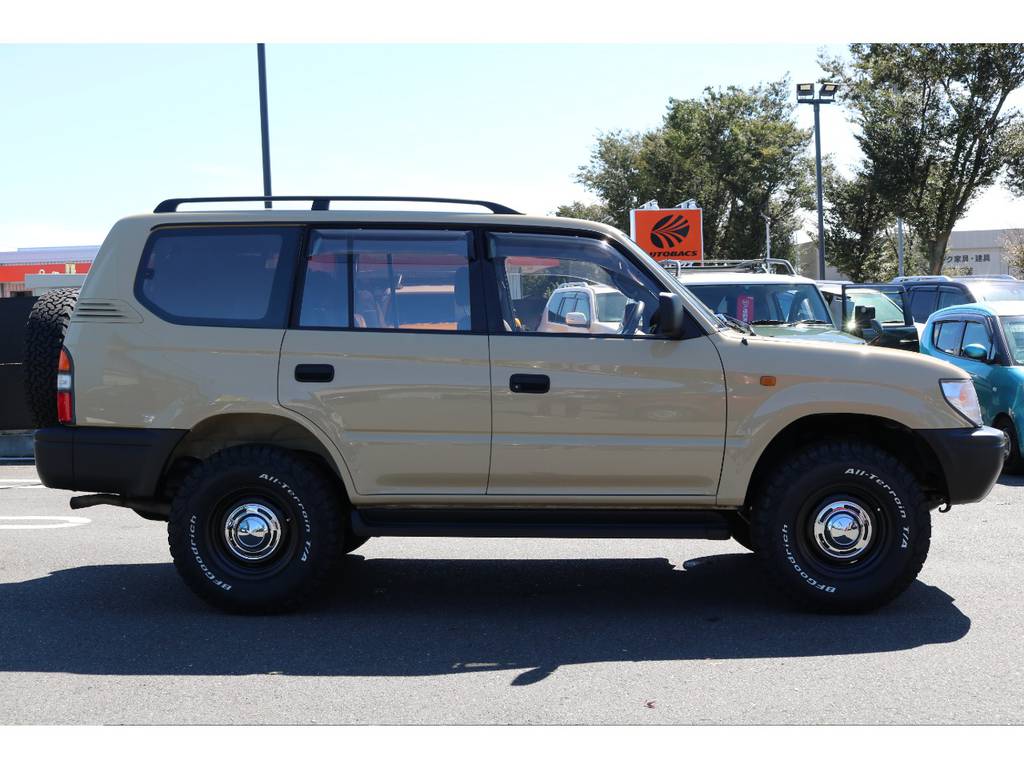 人気のクラシックスタイル！乗り降りしやすいノーマル車高！カッコ可愛いエクステリア！