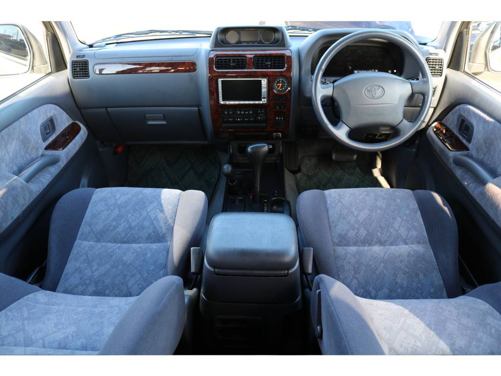 グレー内装の車内はご覧の通り綺麗な状態です！ウッドパネルも綺麗な状態です！