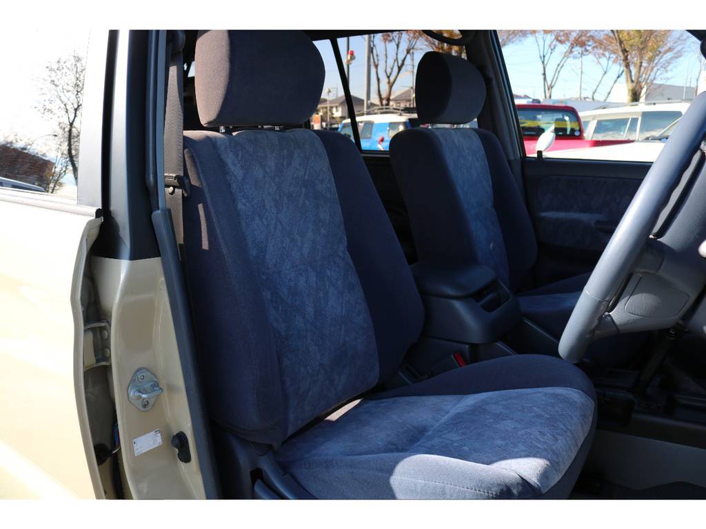 グレー内装の運転席シートもタバコの焦げ跡等なく綺麗な状態です！