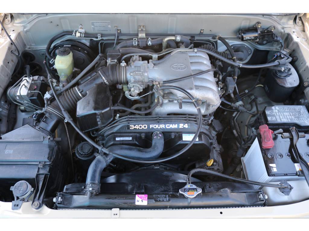 パワフルな３４００ｃｃのエンジン！エンジンルーム内も綺麗な状態です！