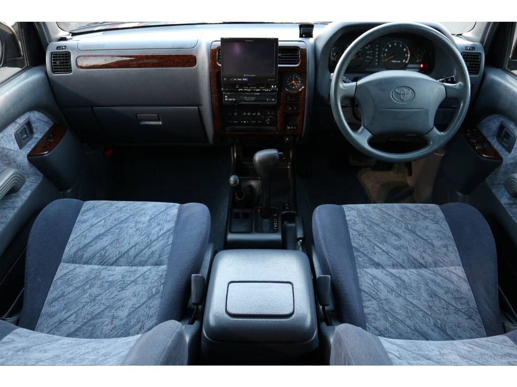 グレー内装の車内はご覧の通り綺麗な状態です！
