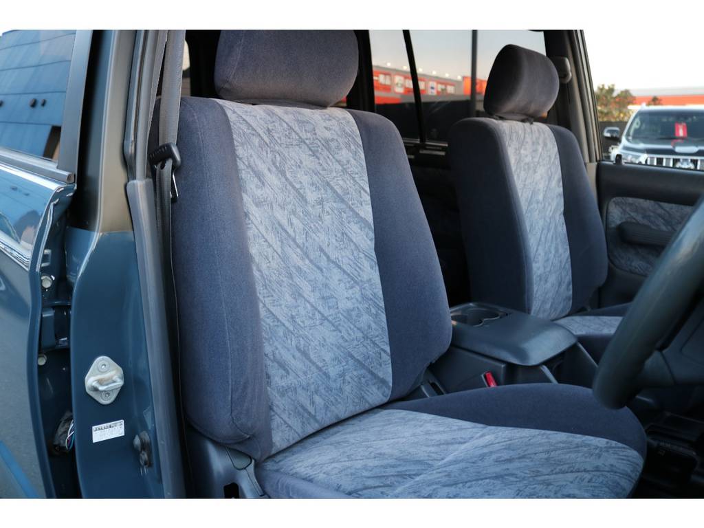 グレー内装の運転席シートもタバコの焦げ跡等なく綺麗な状態です！