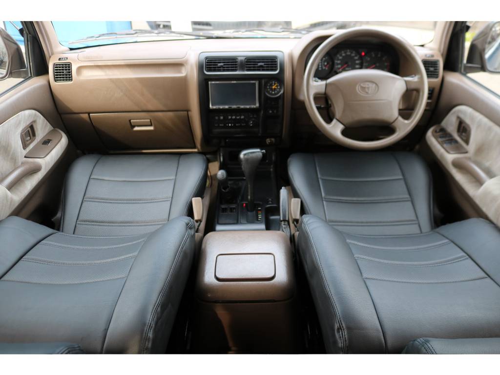 ベージュ内装の車内はご覧の通り綺麗な状態を維持しております！