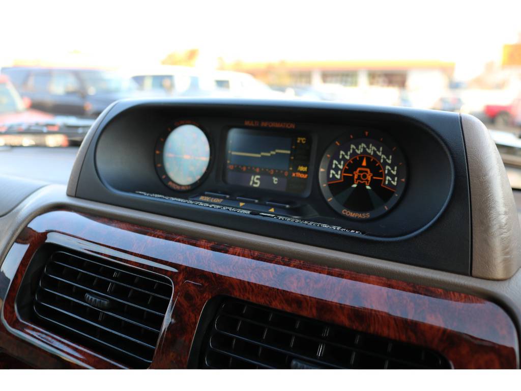 ３連フィールドメーター装備車！４ＷＤ車としての雰囲気がありますね！