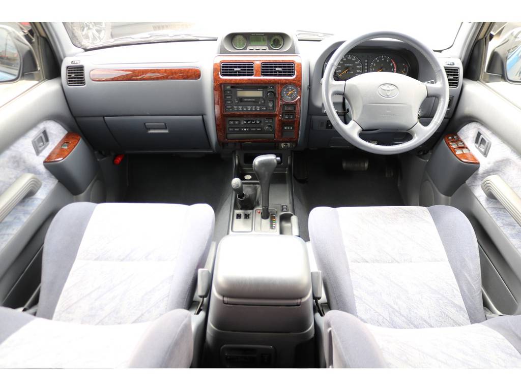 ＴＺグレード！グレー内装の車内、綺麗な状態を維持しております！