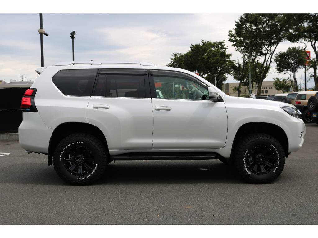 オシャレで高級感のあるパールホワイトカラーを２インチリフトアップ＆社外ＡＷ＆タイヤで更にカッコ良く致しました！