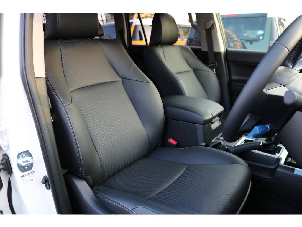 Ｌパッケージ標準装備！レザーシートで高級感がありますね！